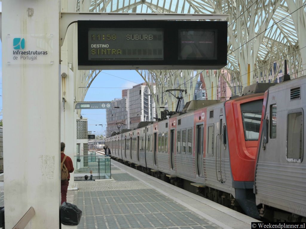 Vanaf het station Oriente vertrekken treinen naar o.a. Sintra, Porto, Coimbra, Aveiro, naar Faro en naar Evora.Tip: De stations van Lissabon.